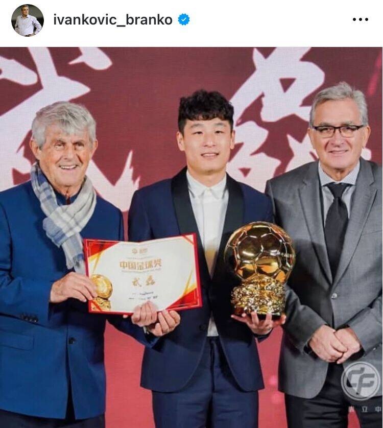  出席中國金球獎(jiǎng)?lì)C獎(jiǎng)儀式，伊萬曬與武磊、米盧同框照片