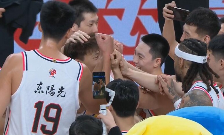  淚目！賽后廣東隊將趙睿圍在中間碰拳