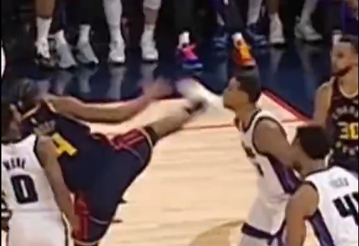  抬腳過(guò)高踢到了對(duì)手下巴！NBA官方：穆迪這一動(dòng)作被判1級(jí)惡犯