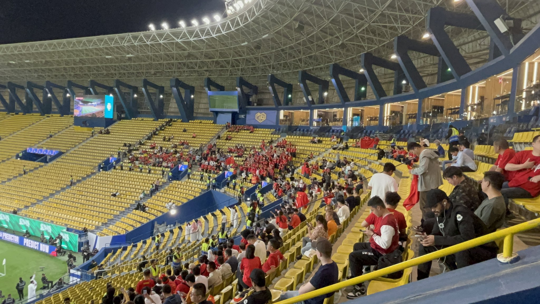  球票已售罄！中國球迷已經(jīng)入場，坐在球場上層沙特球迷區(qū)上方