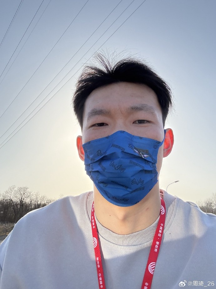 悠閑！周琦騎京牌電動(dòng)車出行：太陽出來了 開京牌兜兜風(fēng)！