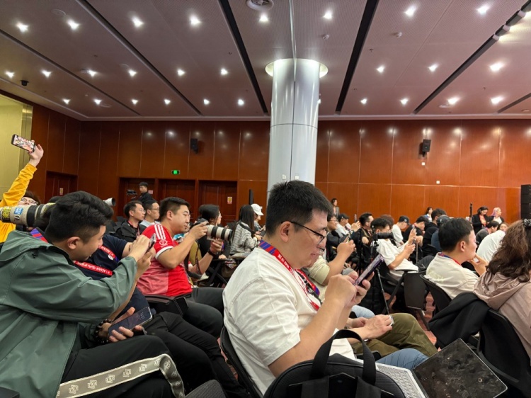 萬(wàn)眾矚目！記者擠滿國(guó)足賽前新聞發(fā)布廳，賽場(chǎng)記者預(yù)計(jì)超300人