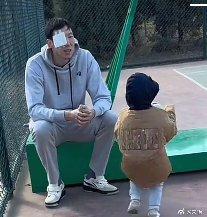  顧家好男人！記者曬出周琦手術(shù)后回歸家庭帶娃照片