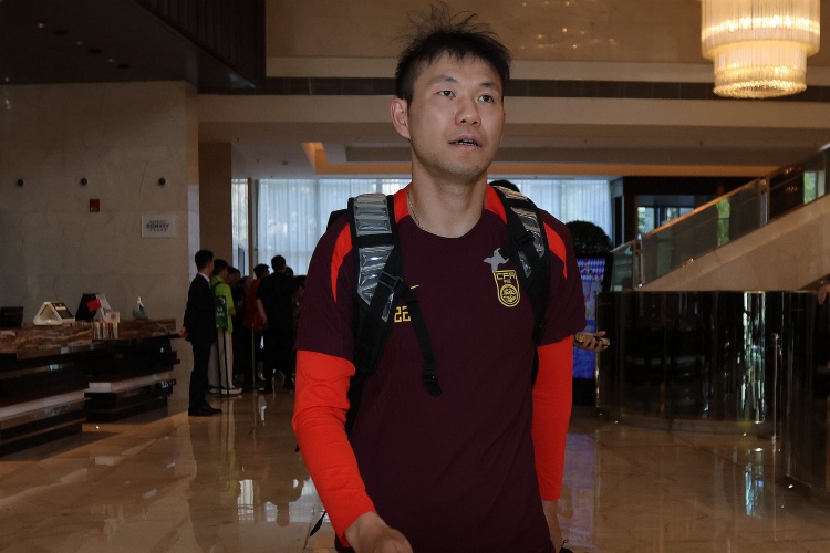  李源一3次助攻位居助攻榜榜首，李璇：再看伊萬發(fā)言覺得有種錯(cuò)亂