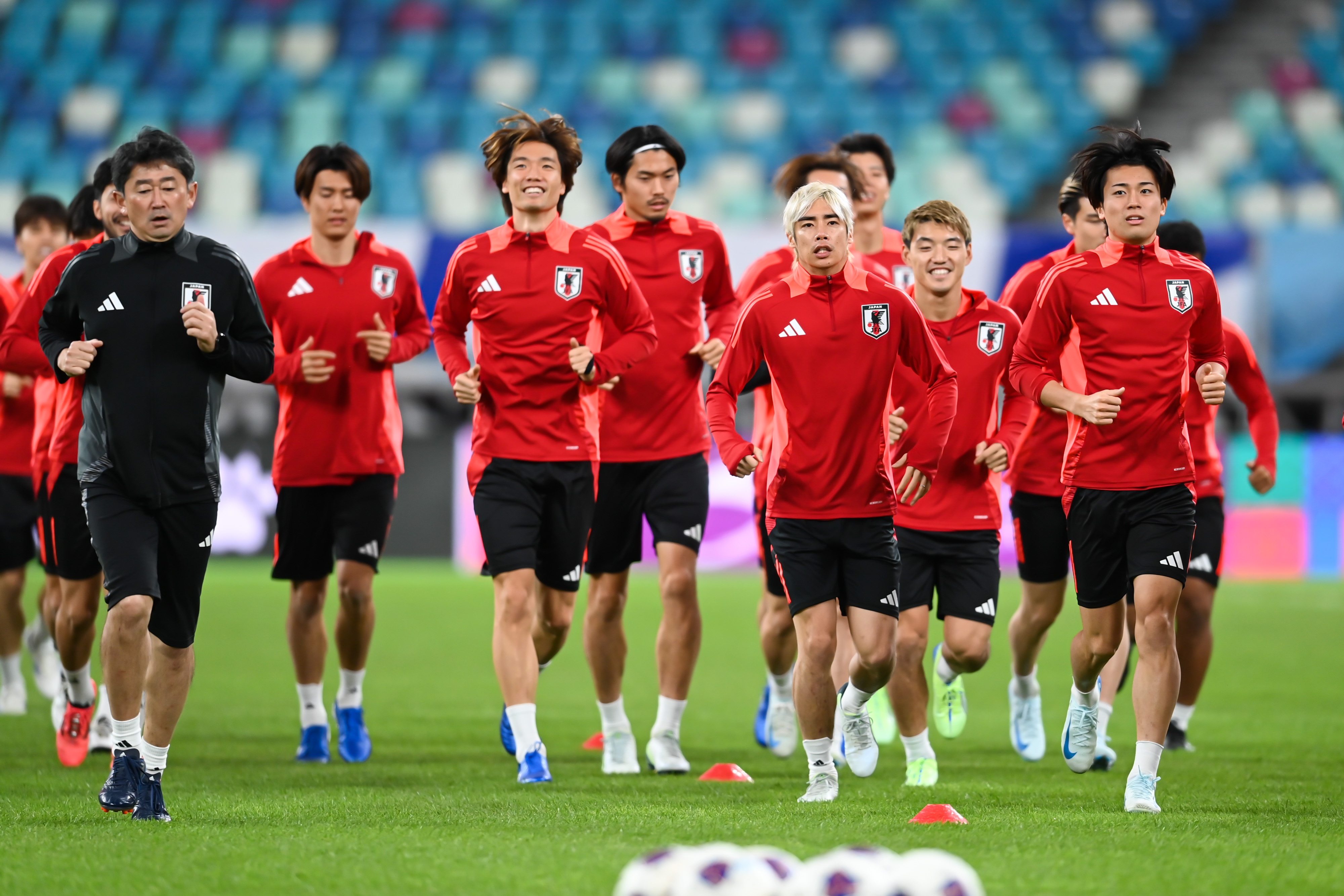  日媒：日本隊(duì)今日進(jìn)行賽前一日踩場(chǎng)訓(xùn)練，三笘薰和長(zhǎng)友佑都缺席
