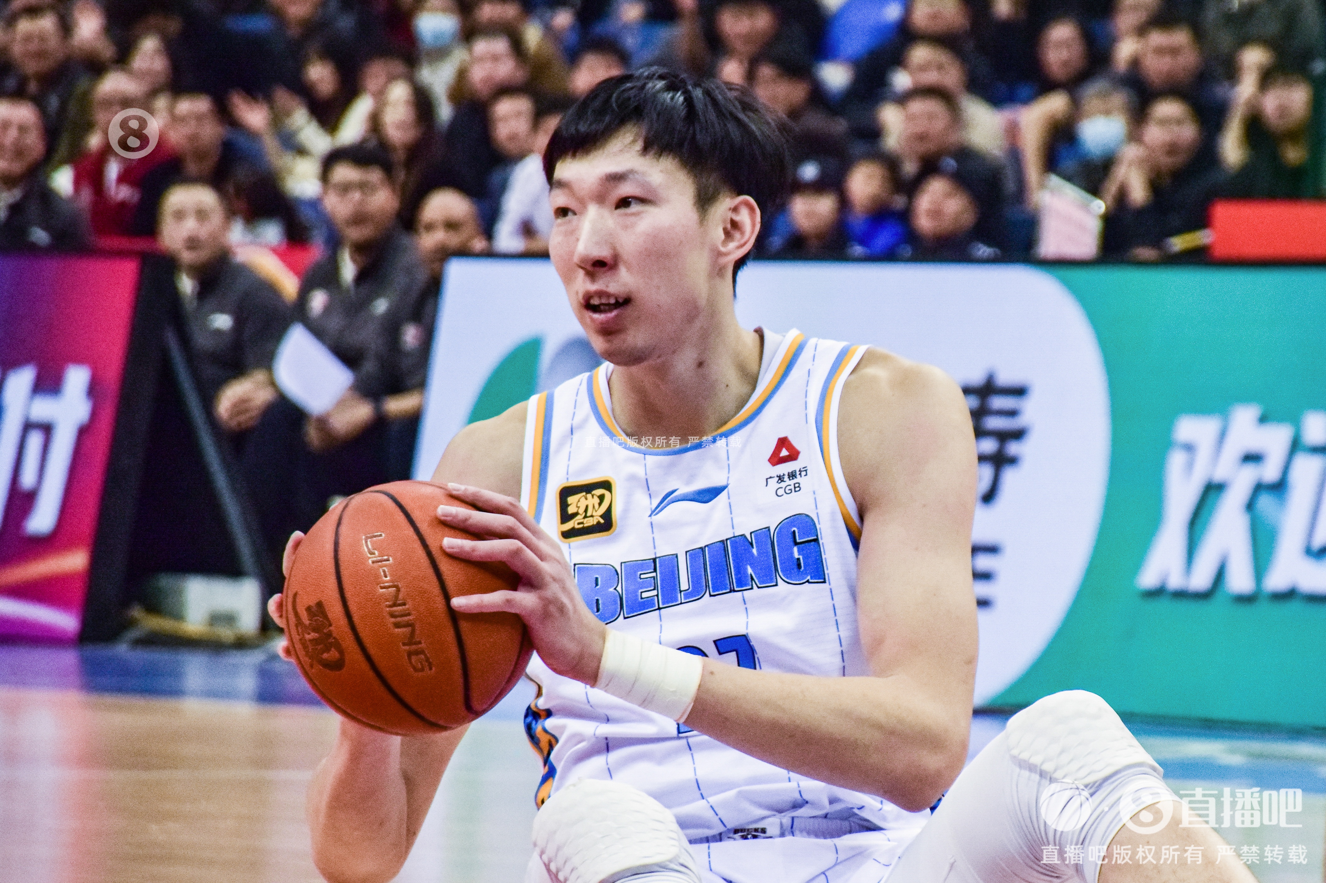  定海神針！周琦內(nèi)線攻防在線 半場6中5貢獻(xiàn)12分6籃板2蓋帽