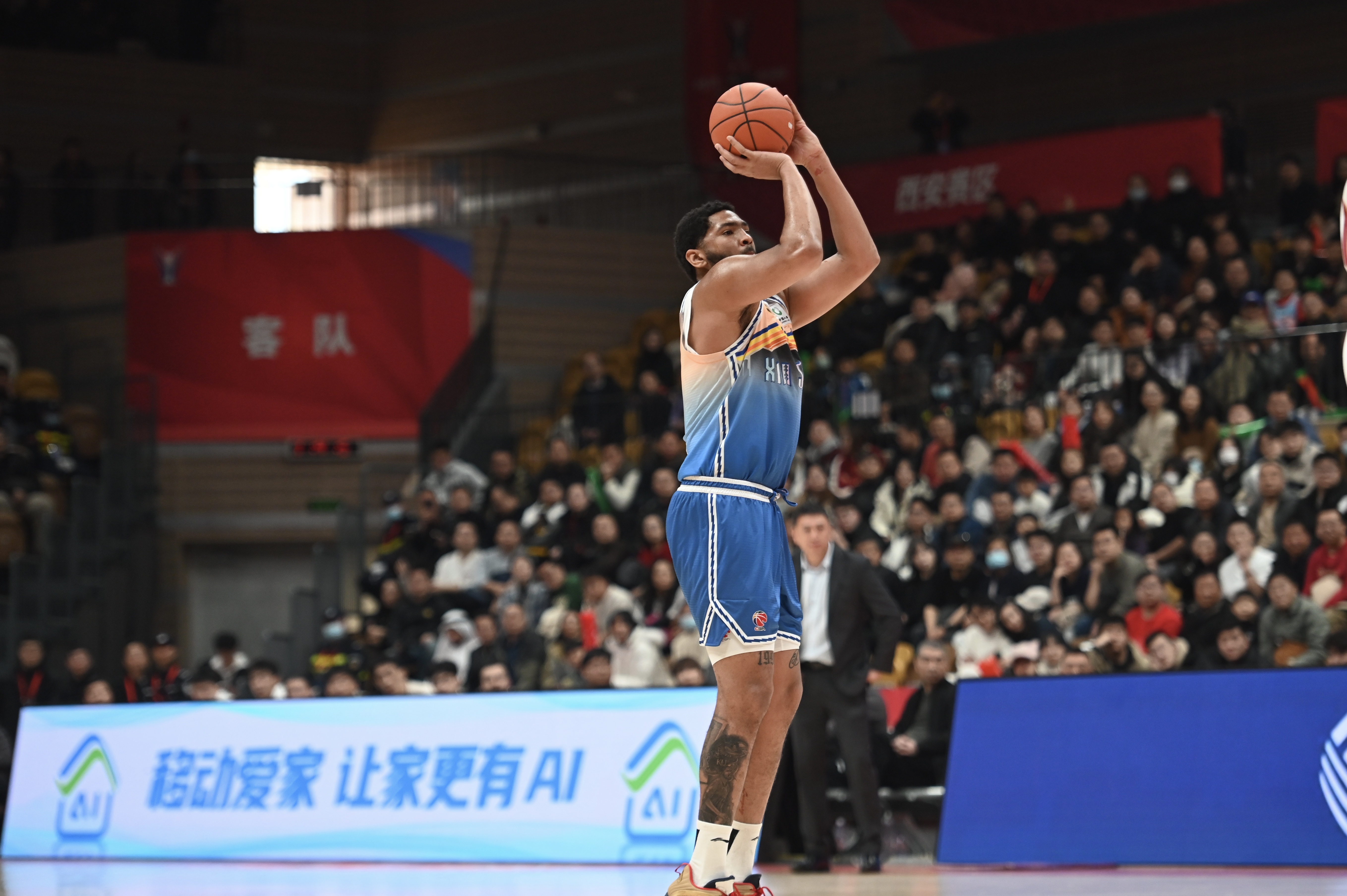  率先發(fā)力！新疆外援勞森首節(jié)7中5拿到11分 三分2中1