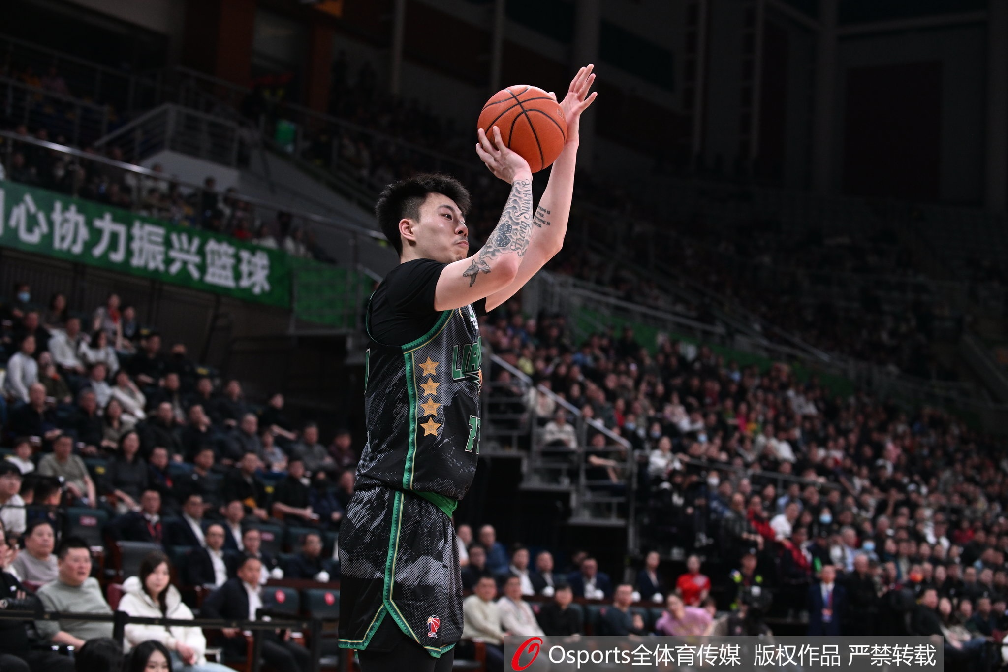  雙星閃耀！張鎮(zhèn)麟&韓德君半場合計12中8 合砍21分9籃板2助攻2搶斷
